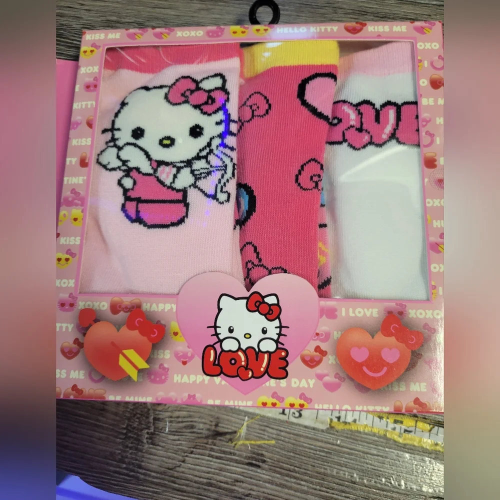 Hello Kitty New in Valentines Day Box 3 Pk of Crew Socks‎